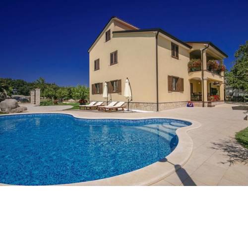 Picturesque Apartment with Swimming Pool in Visnjan