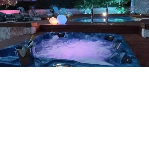 Pietranuda with pool and spa