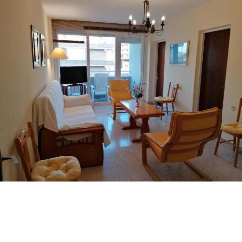 Piso a 50m de la playa con terraza y 2 hab