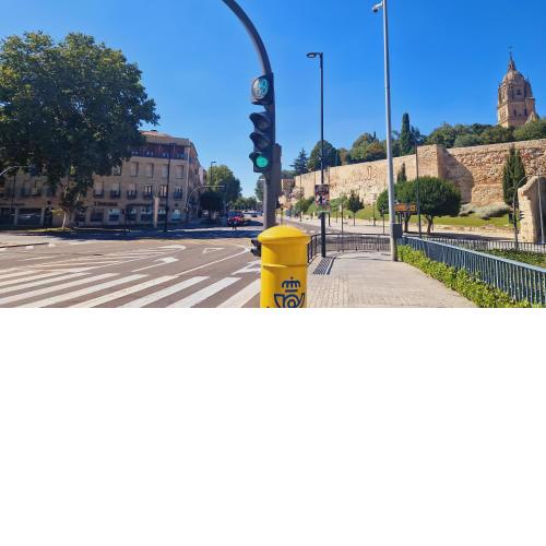 Piso céntrico en el Casco Antiguo de Salamanca, cuenta con una habitación con 2 camas Queen,zona de aparcamiento con facilidad fuera (calle)
