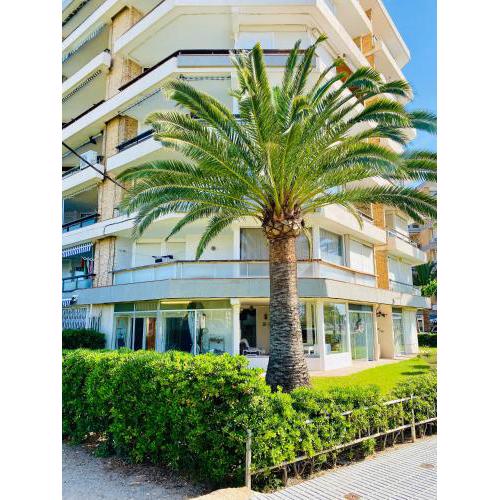 Piso delante de la playa La Pineda con 2 habitaciones