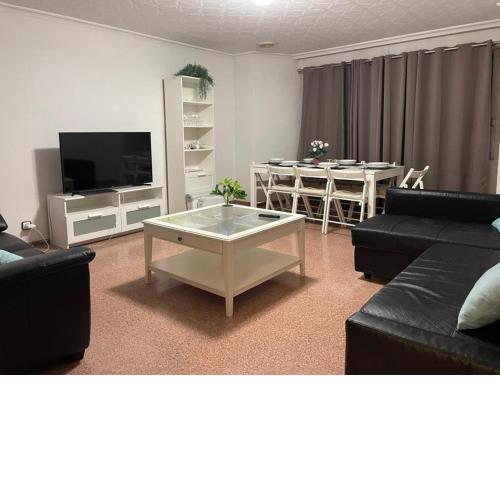 Piso Grande Amplio para grandes grupos 4 Dormitorios 2 baños, 4AC y WIFI