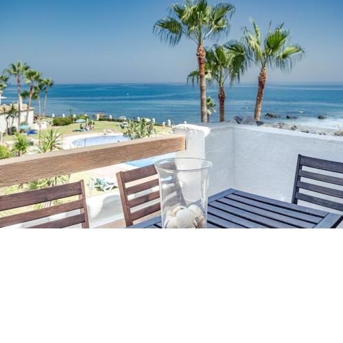 PL- Front line beach apartment in Calahonda