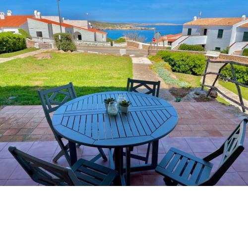 Planta baja con vistas al mar, piscinas y junto a la playa