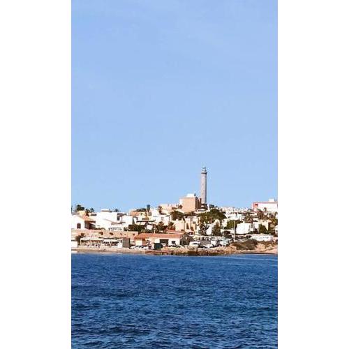 Playa y campo en pueblo pesquero