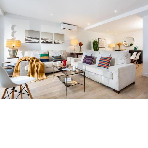 Plaza España, acogedor apartamento con patio by OUTIN