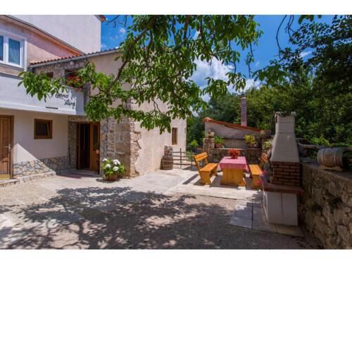 Pleasant, authentic holiday home in Polje, Krk. Just 2,5 km from the beach!