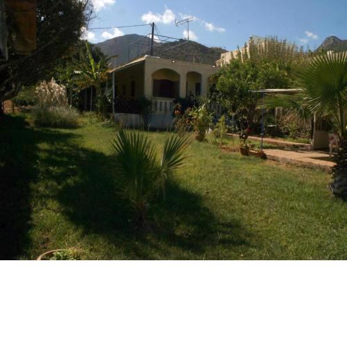 Pleasant holiday home in Peoymno with garden