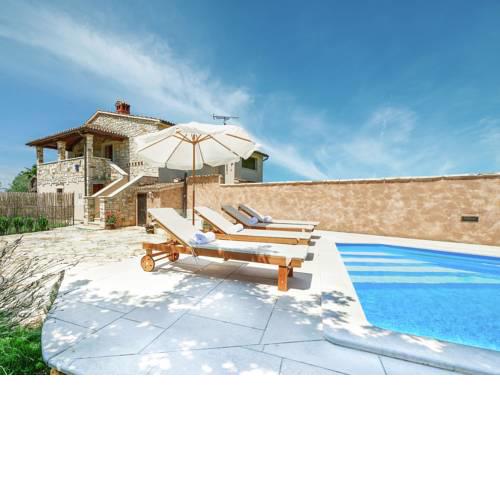 Pleasant Holiday Home in Porec with Garden