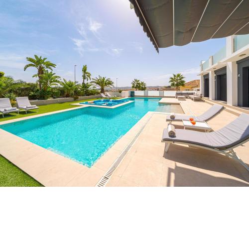 Plushy Villa in Torremendo with Pool and Reservoir Views