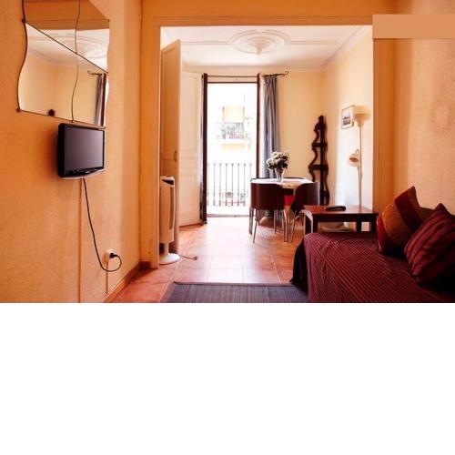 Poble Sec-1: Centrally located budget apartment