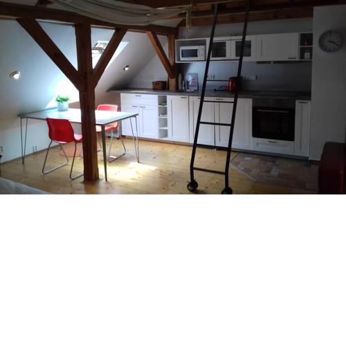 Podkrovní apartmán se samostaným vchodem a parkovištěm