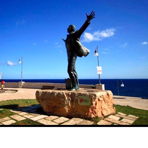 Polignano a Mare: sulla piazza di Domenico Modugno