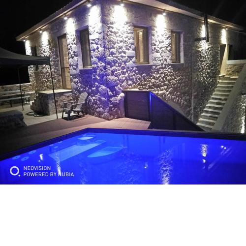Pool House ( Πέτρινο σπίτι με πισίνα )