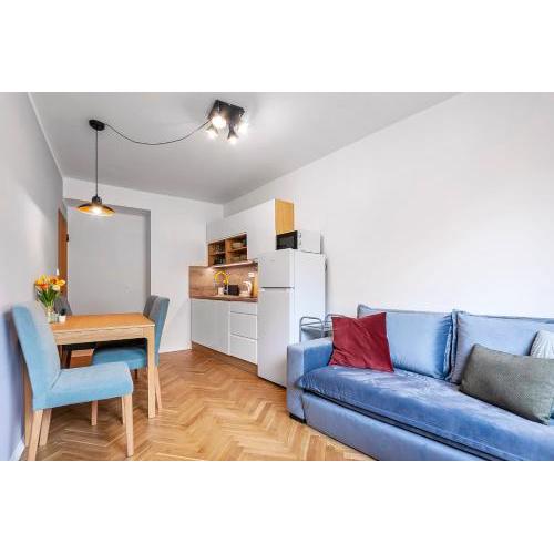 POPULAR LOCATION / STREET VIEW / 4 PPL / NETFLIX