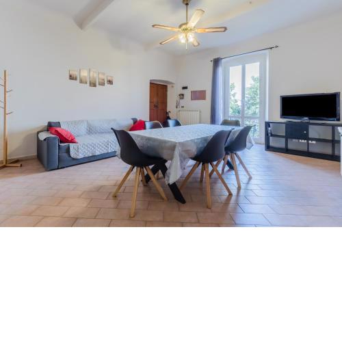 Porto Mirabello & Central Station Comfy Apt x5!