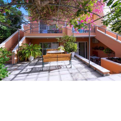 Poseidon Studios & Apartments