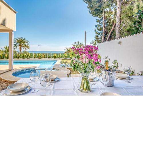 Preciosa villa con piscina, jardín y vistas al mar WIFI