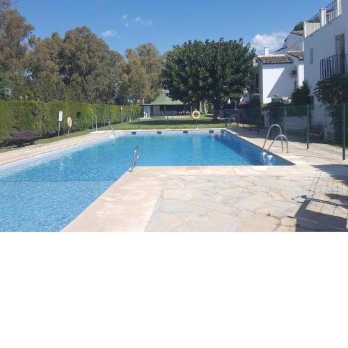 Precioso apartamento a pie de playa en la nueva Milla de Oro entre Estepona y Marbella