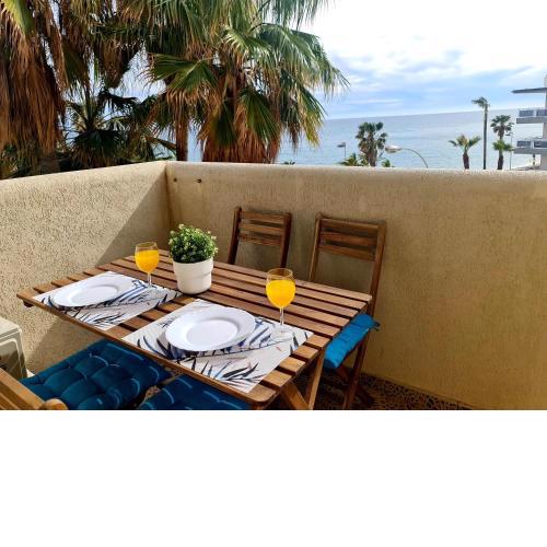 Precioso apartamento con piscinas y vistas al mar.