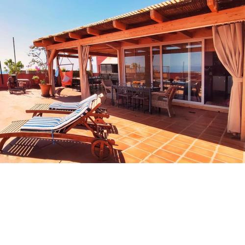 Precioso ático con gran terraza y vistas al mar.