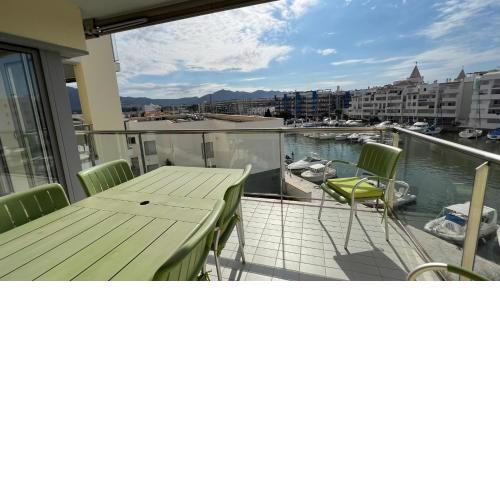 Precioso piso con vista al canal y piscina en roses
