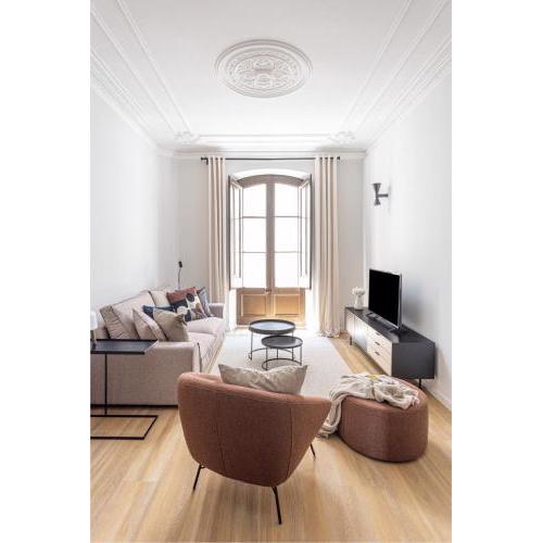 Premium 1 - 2 bedroom design apartments near Merce square