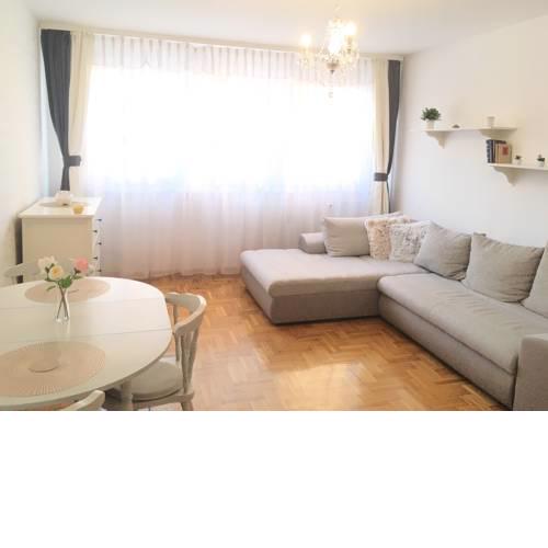 Pretty, friendly flat close to Airport