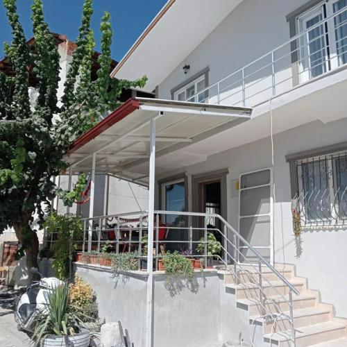 PRETTY HOUSE