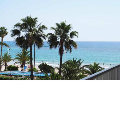 Primera línea de playa Apartamento con piscina