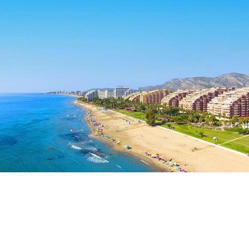 Primera línea de playa, pies en la arena