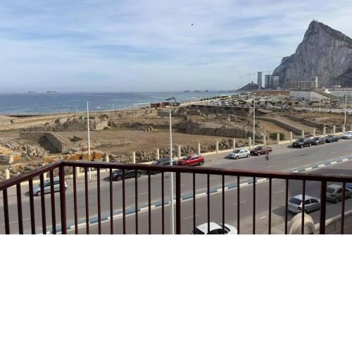 Primera línea de playa y Gibraltar a 5 minutos
