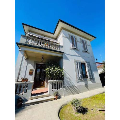 Primo piano villa liberty indipendente a Lucca