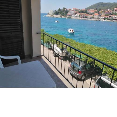 Private Beach Apartment and rooms