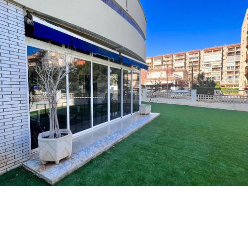Private garden 100 m from the sea