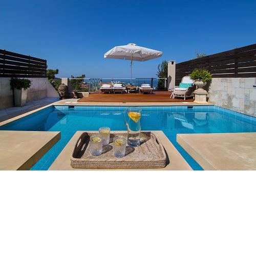 Private pool & sea view residence