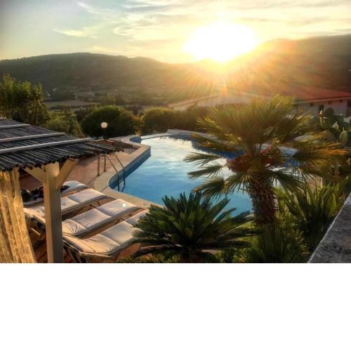 Private Pool villa with panoramic views split over 2 levels / Aircon / New Pool.