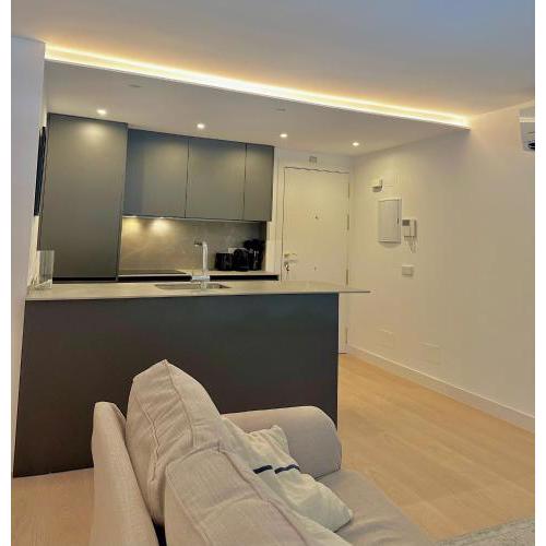 Private Room in a Shared Apartment, Habitación Privada en un Apartamento Compartido en Pacifico, Madrid