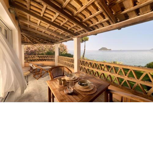 Private Studio Apartment, Unique Location - Sea View