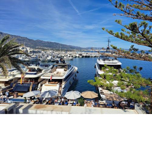 Private suites in huge penthouse 1st line Puerto Banus, incredible views, jacuzzis