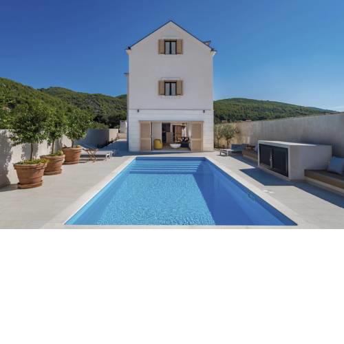 Prizba Villa Sleeps 8 with Pool Air Con and WiFi