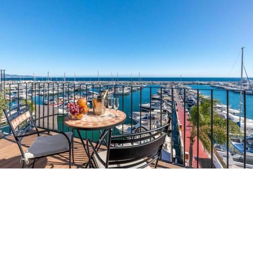 Puerto Banus first line with sea and Marina views