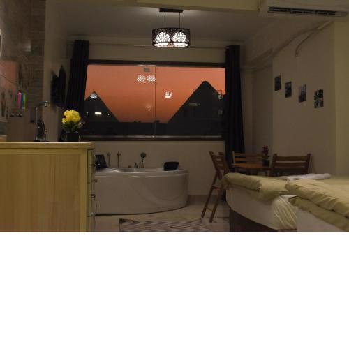Pyramids view & jacuzzi