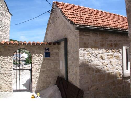 Quaint Apartment in Pučišća with Balcony