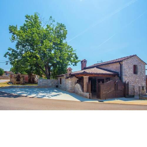 Quaint Holiday Home in Mihatovici near Sea