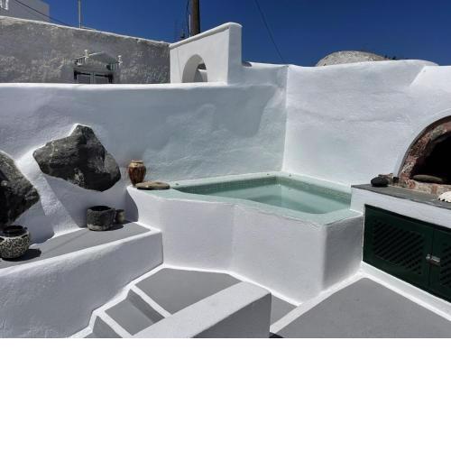 Quaint Santorini Cave Villa 2 Bedrooms Viletta Verte Close to Amenities and Outdoor Hot Tub Fira