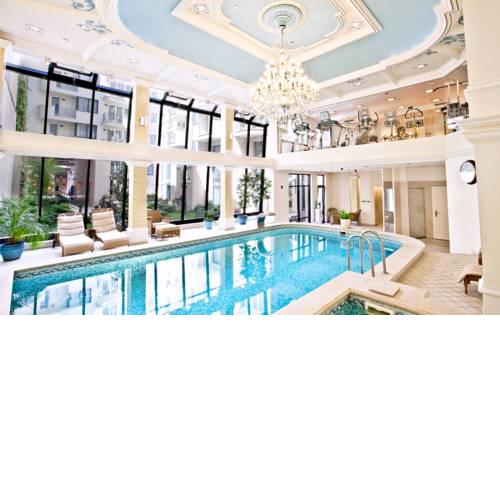 Queen's Court Hotel & Residence