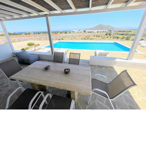 Quiet 2-bedroom sea view villa with shared pool