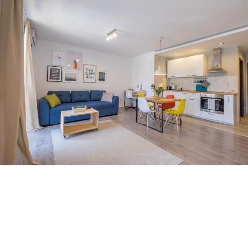 Quiet & airy modern apt. Top Centre Free Parking