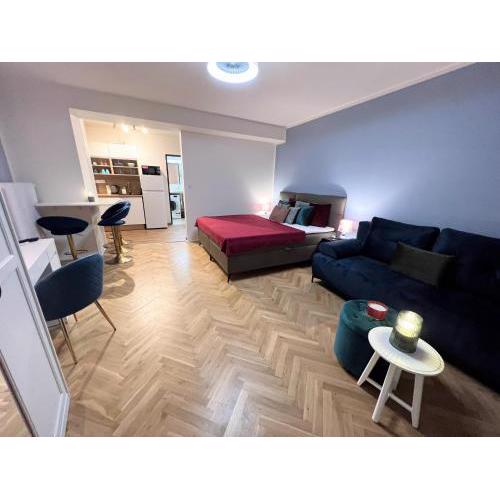 QUIET & COZY APARTMENT/ BALCONY / POPULAR LOCATION